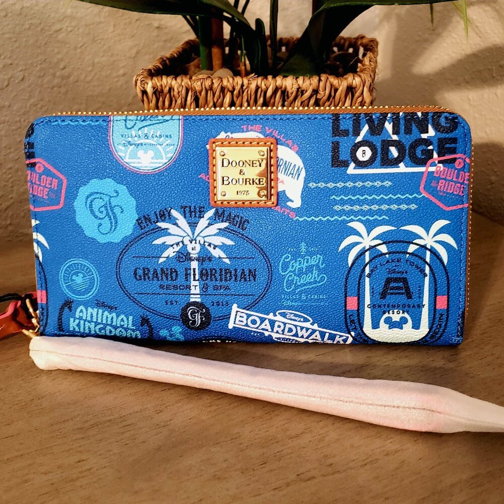 Dooney & Bourke Disney DVC Vacation Club Wristlet Wallet NEW